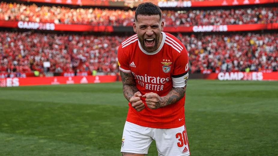 Foto: Nicolás Otamendi celebra con ganas el 27mo. titulo de su carrera.&nbsp;