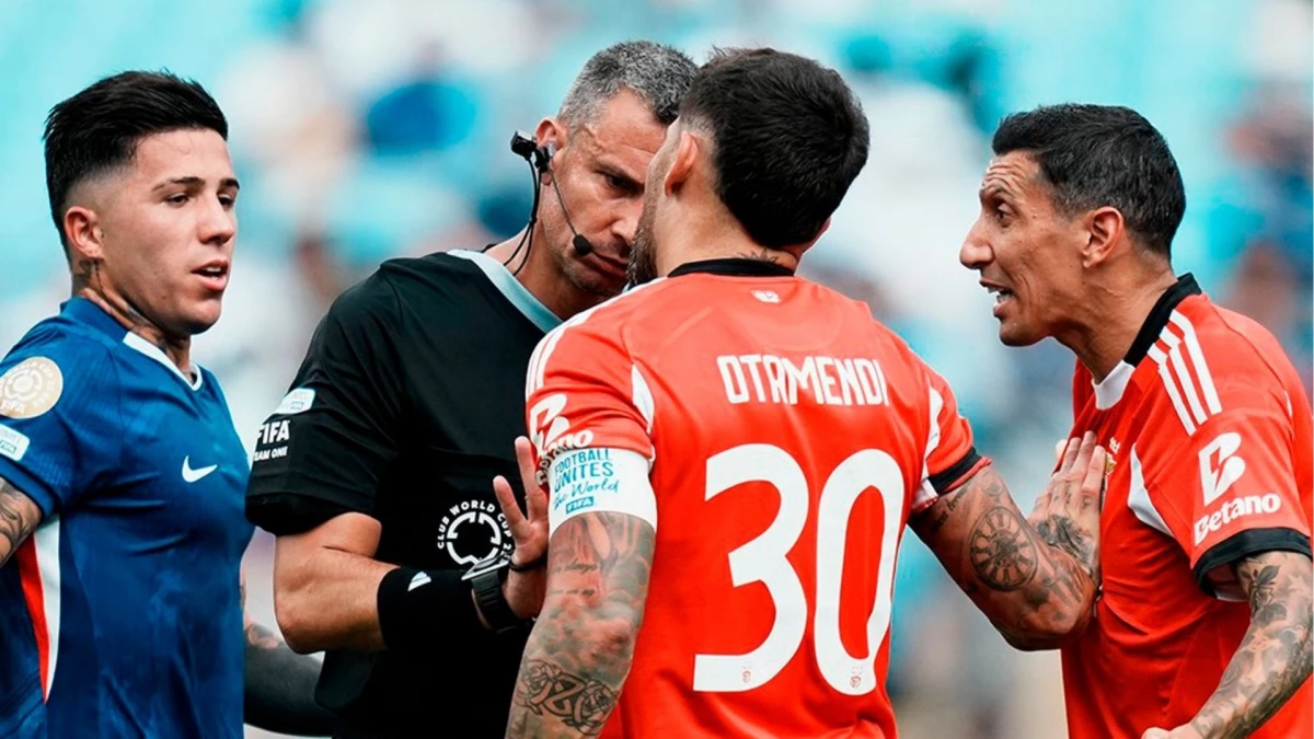 Enzo Fernández, Angel Di María y Nicolás Otamendi rodean al arbitro. foto: @fifa.