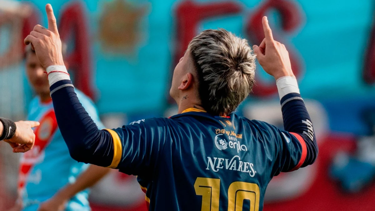 Festejo de Lucio Castillo tras su gol de tiro libre | Foto X@Colegiales1908