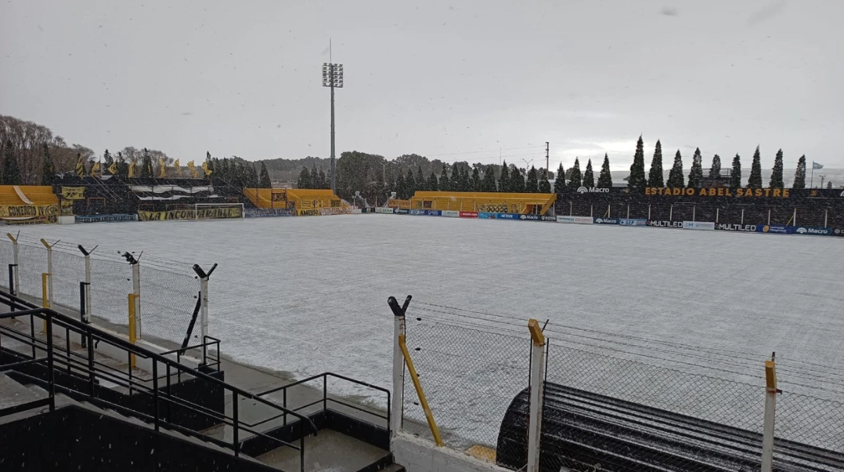 El estadio Abel Sastre, de Deportivo Madryn, bajo la nieve.