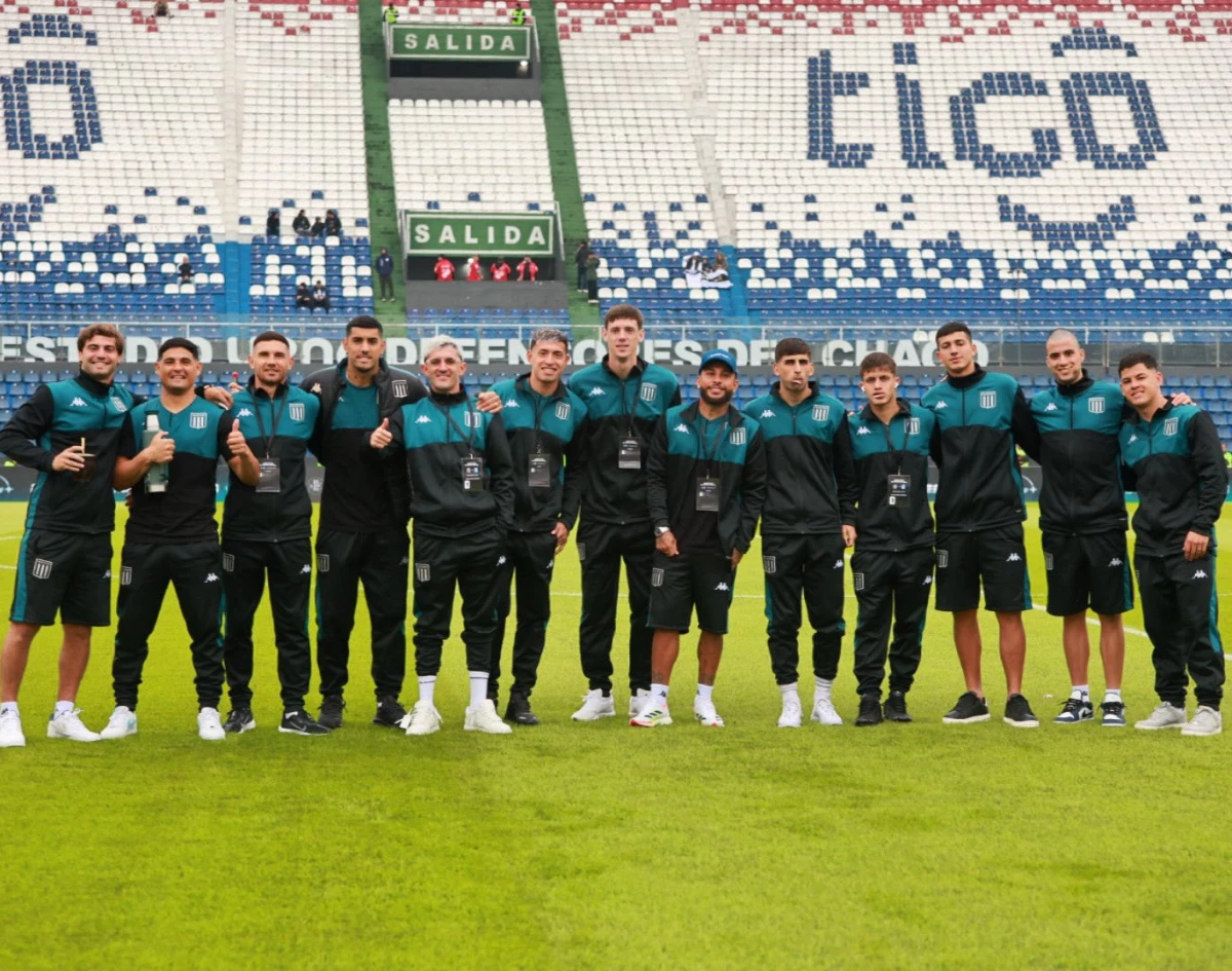 Salas sonríe junto a sus compañeros antes del amistoso ante Olimpia | Foto X@RacingClub