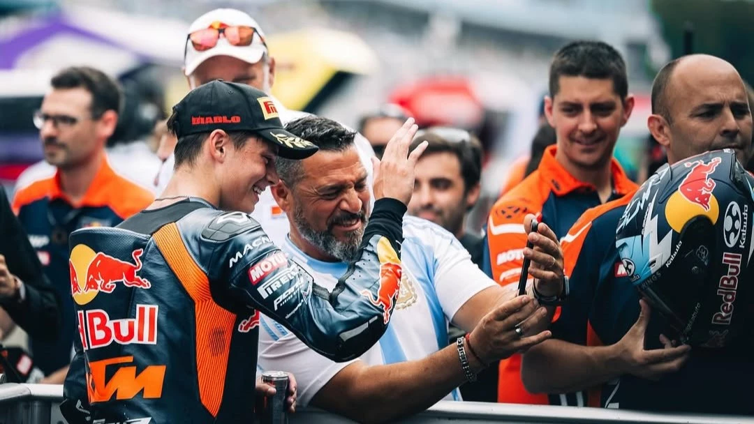 Valentín junto a su padre Marcelo con la camiseta de la Selección. Foto: @valentinperrone73