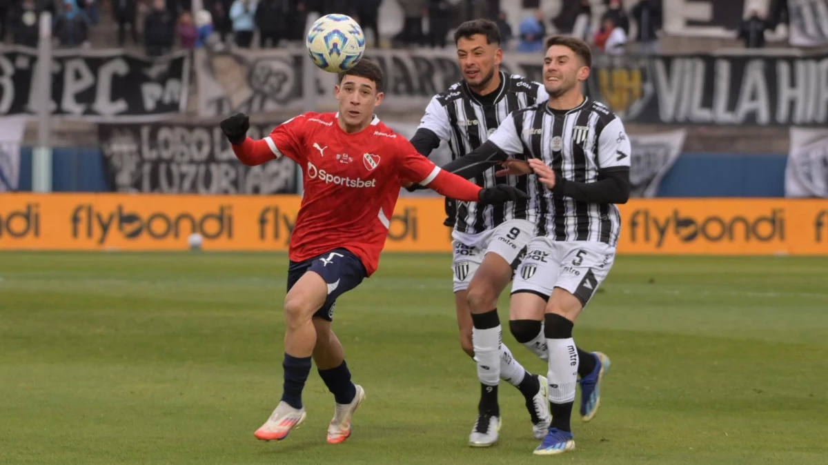 Montiel pelea la posesión con Antonio y Ferreyra | Foto X@Copa_Argentina