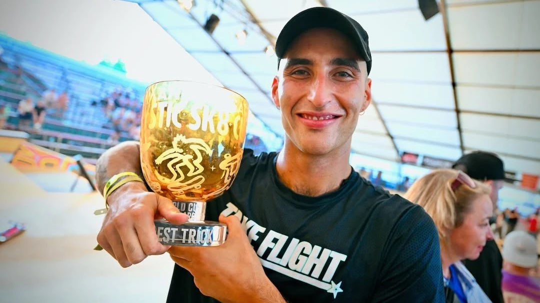 Dell Olio con el trofeo al Best Trick. Foto: @mysticsk8cup