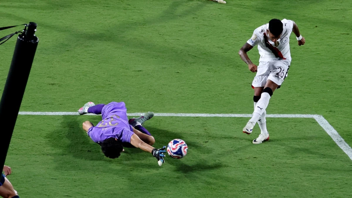 Foto: Gran atajada de Bono, la figura de Al Hilal.