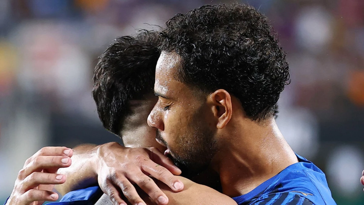 Foto: Marcos Leonardo, autor de dos goles, abraza a su compatriota Renan Lodi en la histórica victoria de Al Hilal.&nbsp;