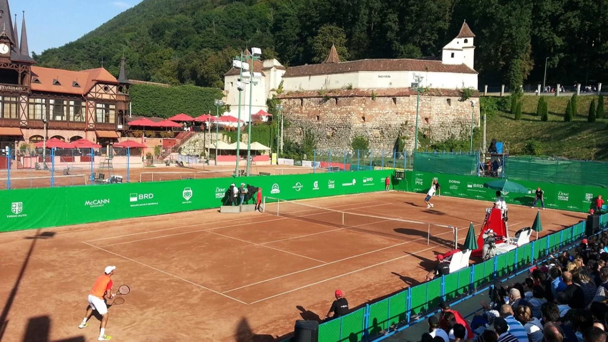 El Challenger de Brasov, Rumania, se disputa sobre canchas de polvo de ladrillo y reparte más de 90 mil euros en premios.
