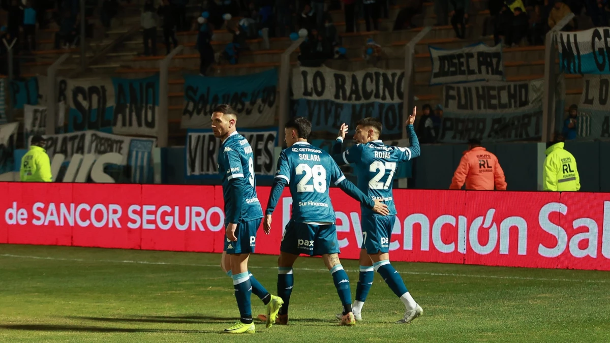 Maravilla, Solari y Rojas festejan uno de los goles en San Luis. Foto: Racing.