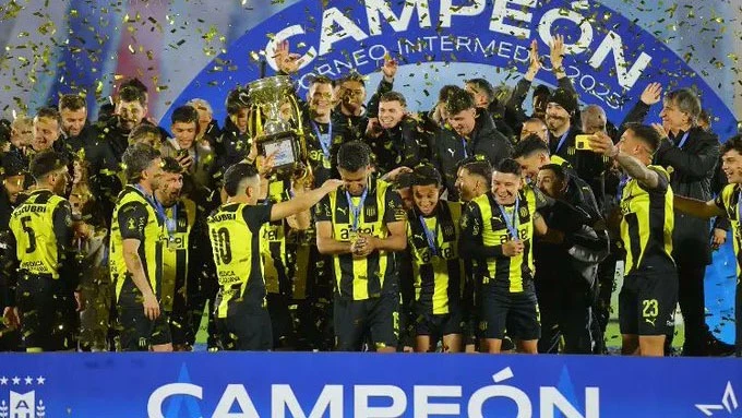 Foto: Peñarol se consagr+ó por primera vez campéon del torneo Intermedio uruguayo.&nbsp;