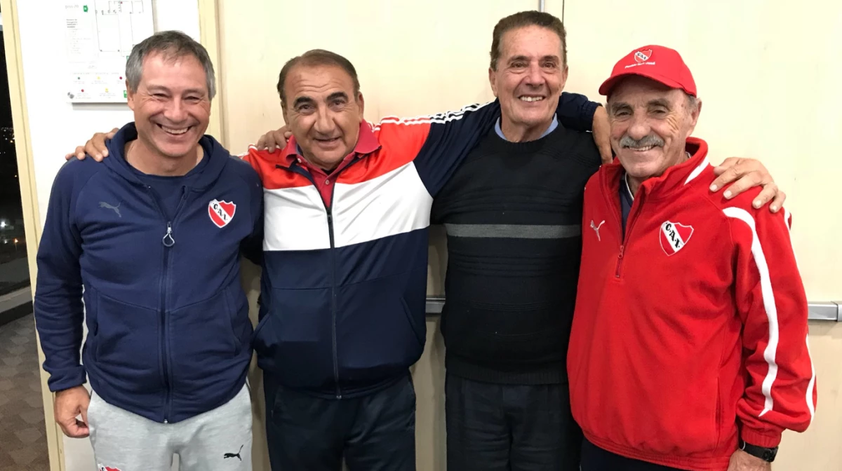 El Zurdo López (segundo desde la izquierda), junto a otras gloias de Independiente (Foto: X@Independiente).