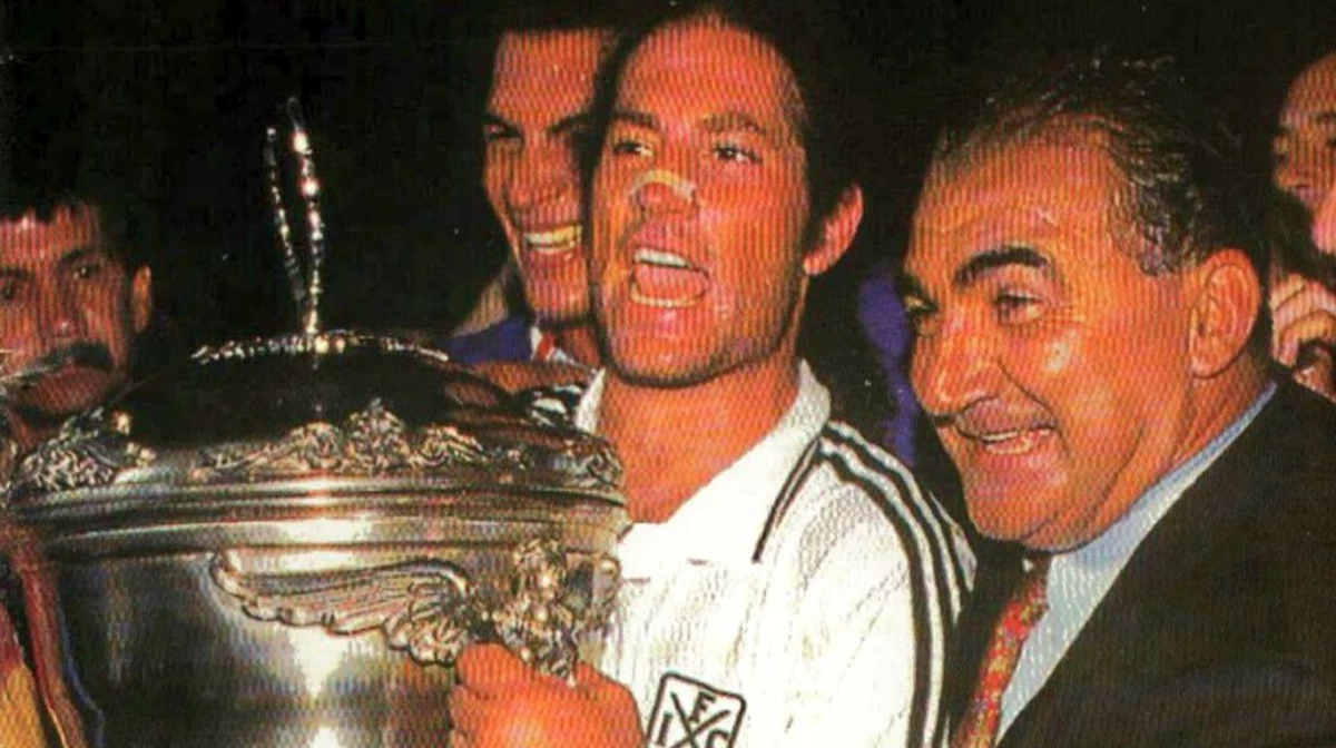 El Zurdo López festaja la Supercopa 1995 con el exdelantero Javier Mazzoni (Foto: X@Independiente).