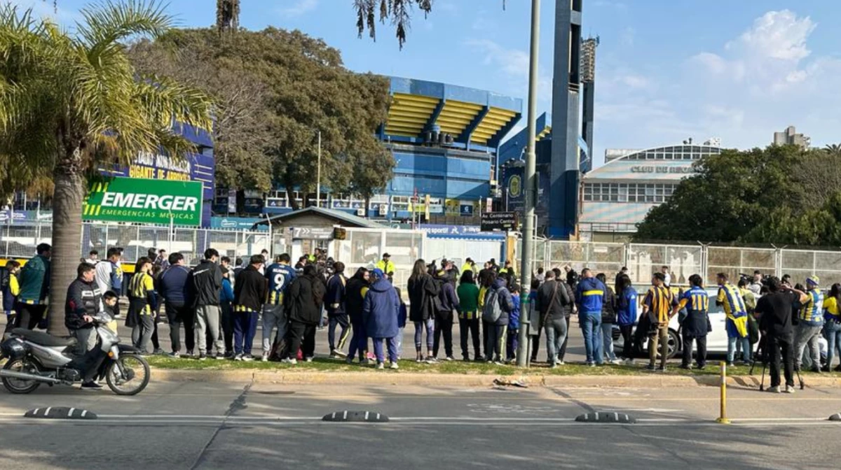 Los hinchas se acercaron al Gigante de Arroyito. Foto: X.