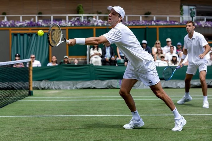 El marplatense Zeballos &nbsp;y el catalán Granollers avanzaron a los cuartos de final del Abierto de Wimbledon. Foto: @AATenis&nbsp;