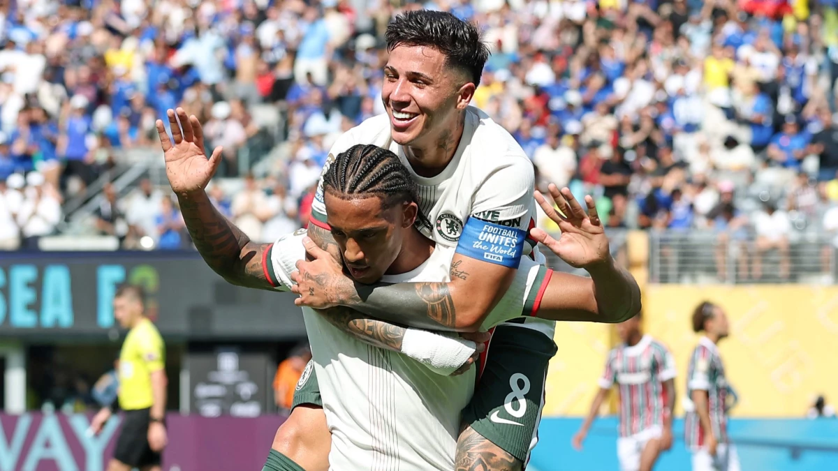 Enzo Fernandez se sube a caballito de Joao Pedro, que marcó dos goles ante Flu. foto: @fifa