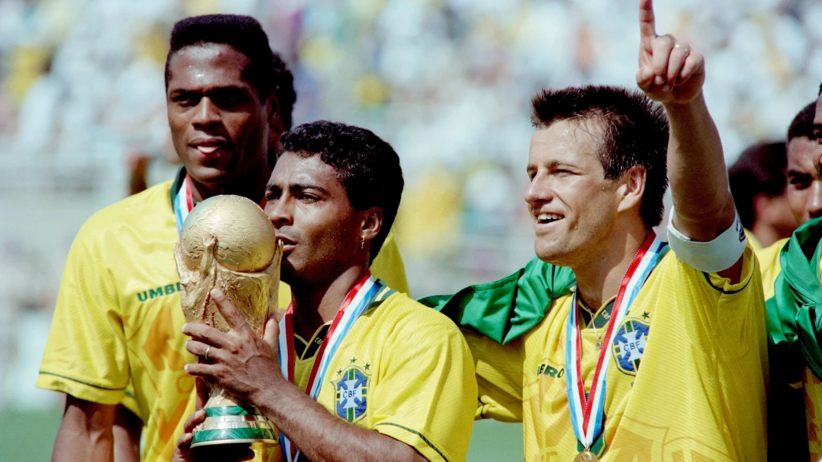 Romario y Dunga celebran la quinta Copa del Mundo de Brasil. Foto: FIFA.&nbsp;