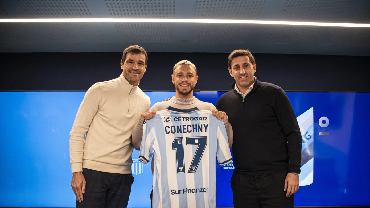 Saja, Conechny y Milito posan en la presentación del delantero | Foto: Prensa Racing Club