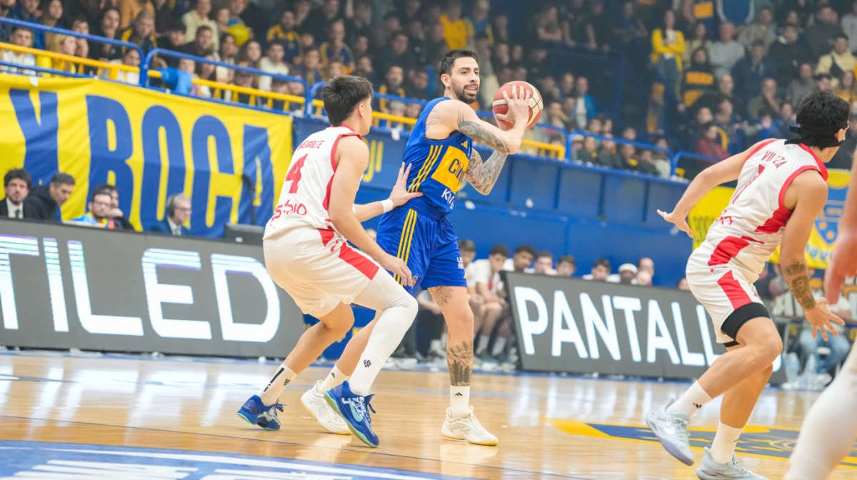 Scala lleva la bola en Boca ante la marca de Negrete. Foto: Contenidos Informativos.