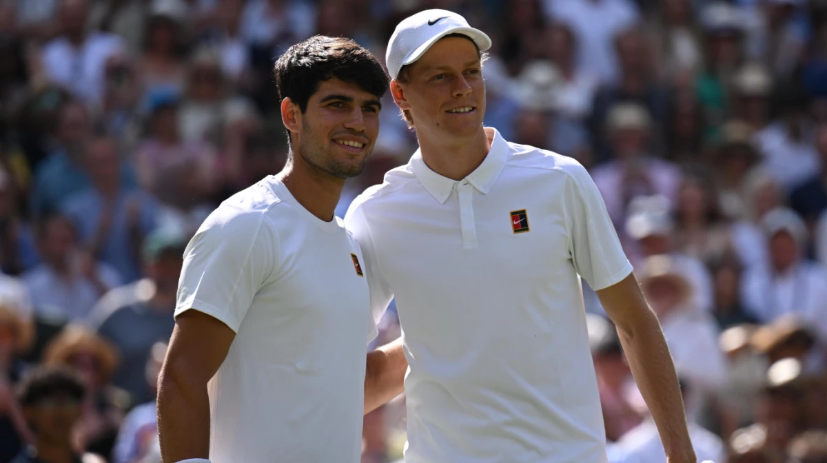 Foto: Alcaraz sonríe levemente junto a Sinner.