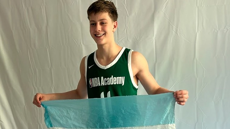 Dominé reposa con la bandera nacional. Foto: NBA Academy Games.