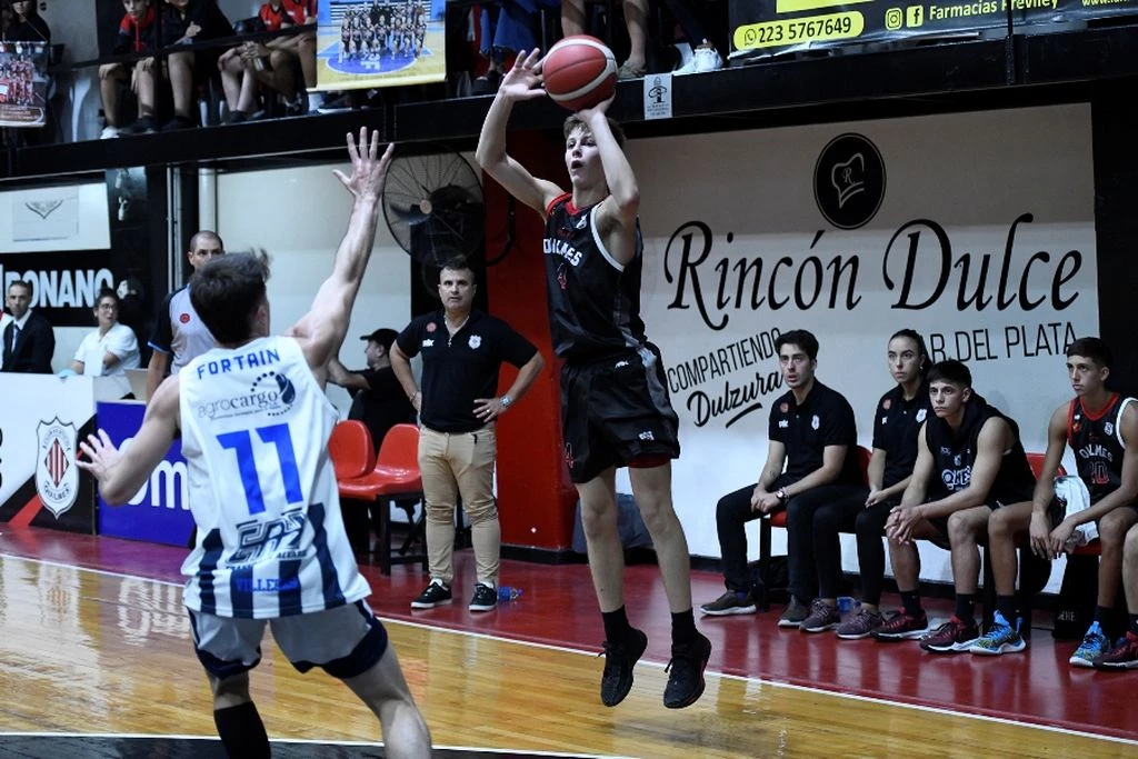 Dominé, hijo del legendario Eduardo, prepara su zurda desde la zona externa. Foto: Prensa Quilmes de Mar del Plata.