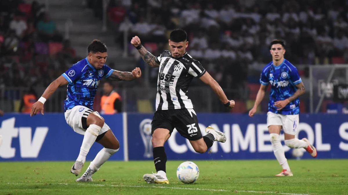 Foto: Central Córdoba no pasó del empate ante Cerro Largo en Santiago del Estero.