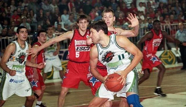 Osella pivotea, atrás Nocioni marca a Leo Gutiérrez. Foto: LNB Contenidos.