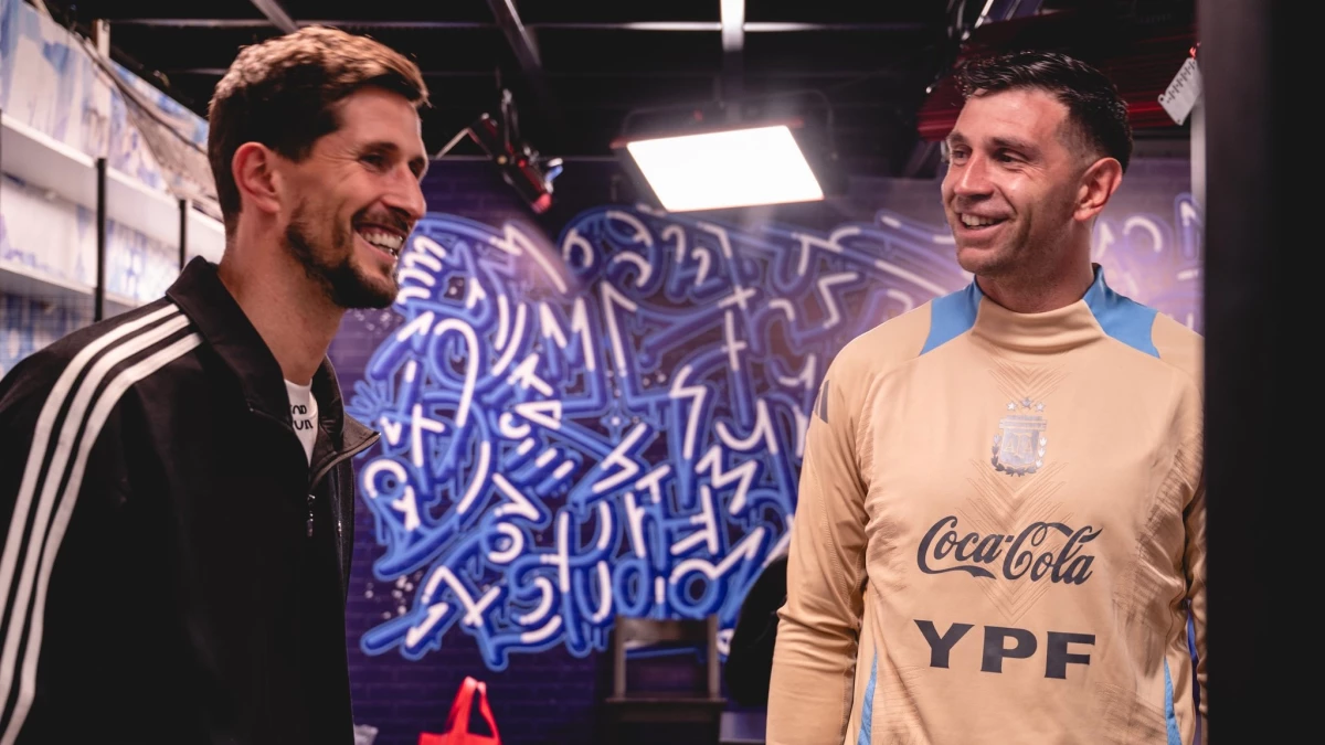 Rey y el Dibu compartieron la jornada tras las cámaras. Foto: X Independiente.