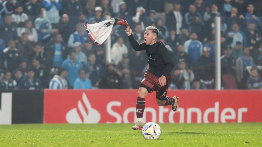 El festejo de Matías Perelló, que fue amonestado por sacarse la camiseta | Foto X@cacc_sde