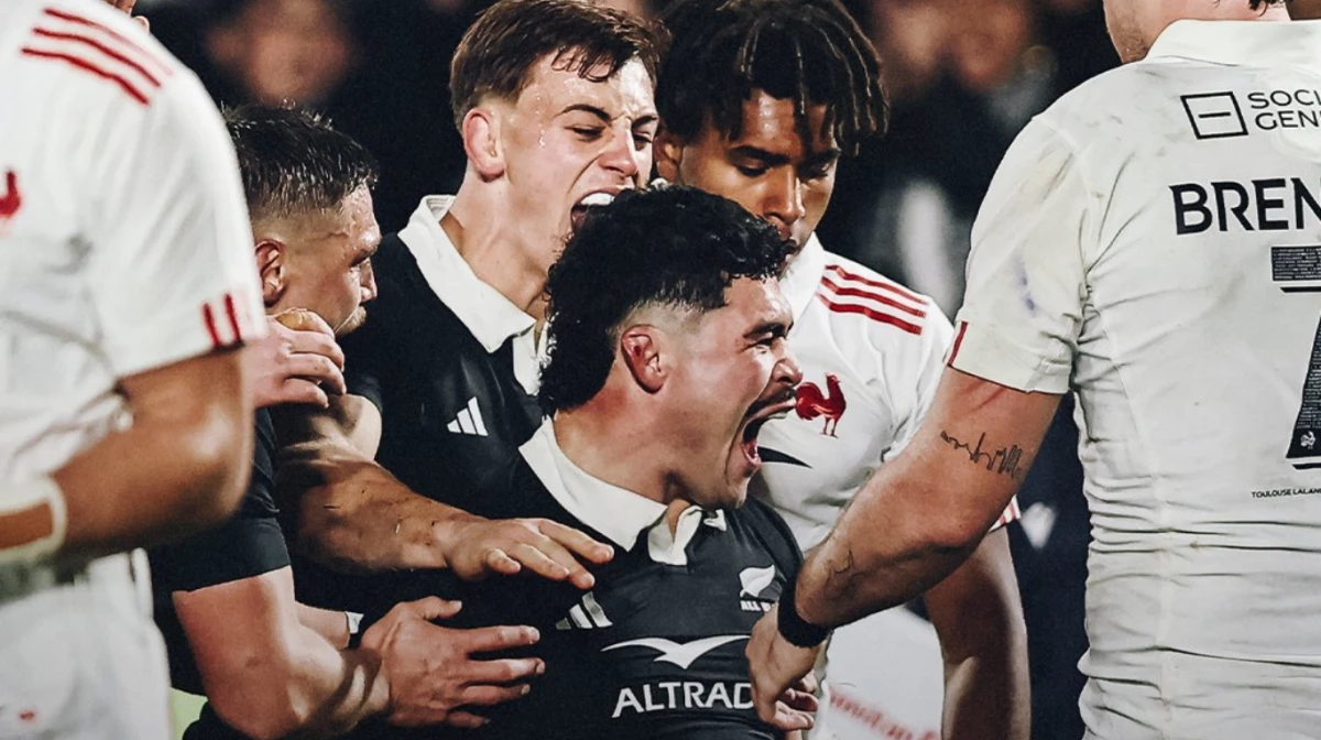 Los All Blacks festejan la victoria en Hamilton (Foto: X@AllBlacks).