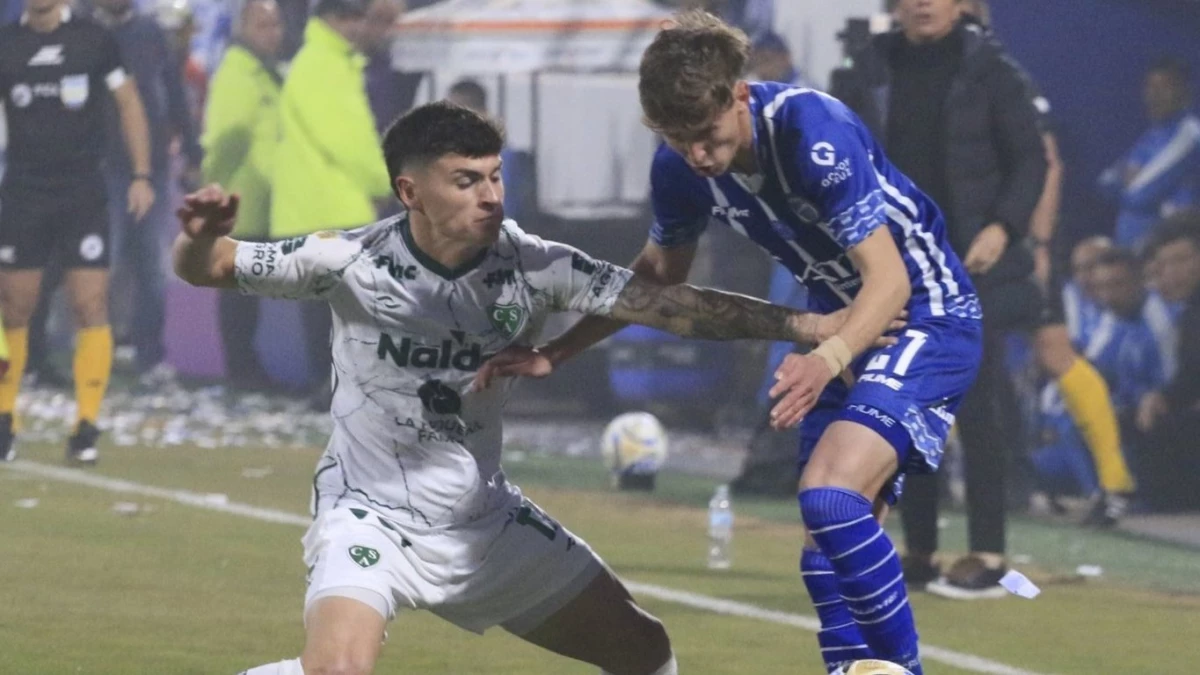 Juan Meli, jugador de Godoy Cruz, lucha con un rival en un trabajoso empate en Mendoza. foto: @lpf