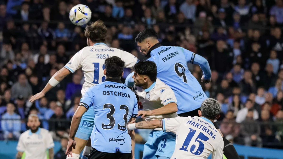 Sosa le gana en el cabezazo a Passerini | Foto X@Belgrano