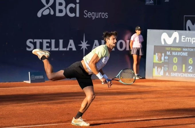 Mariano Navone venció al chileno Tomás Barrios Vera y avanzó a los octavos de final del Abierto croata de Umag. Foto: @canal_tenis
