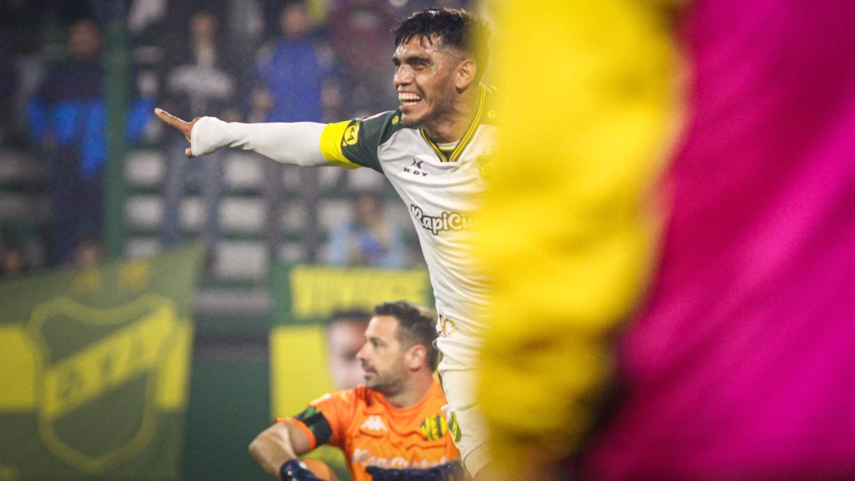 Foto: Carranza, el más veterano del fútbol argentino, fue figura pero aguantó hasta donde pudo.