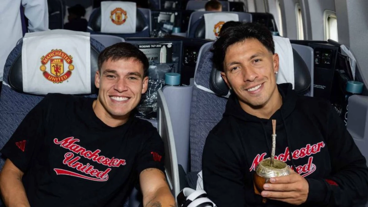 “Licha” Martínez en el avión rumbo a la pretemporada con el United en Chicago. Foto del Manchester United.