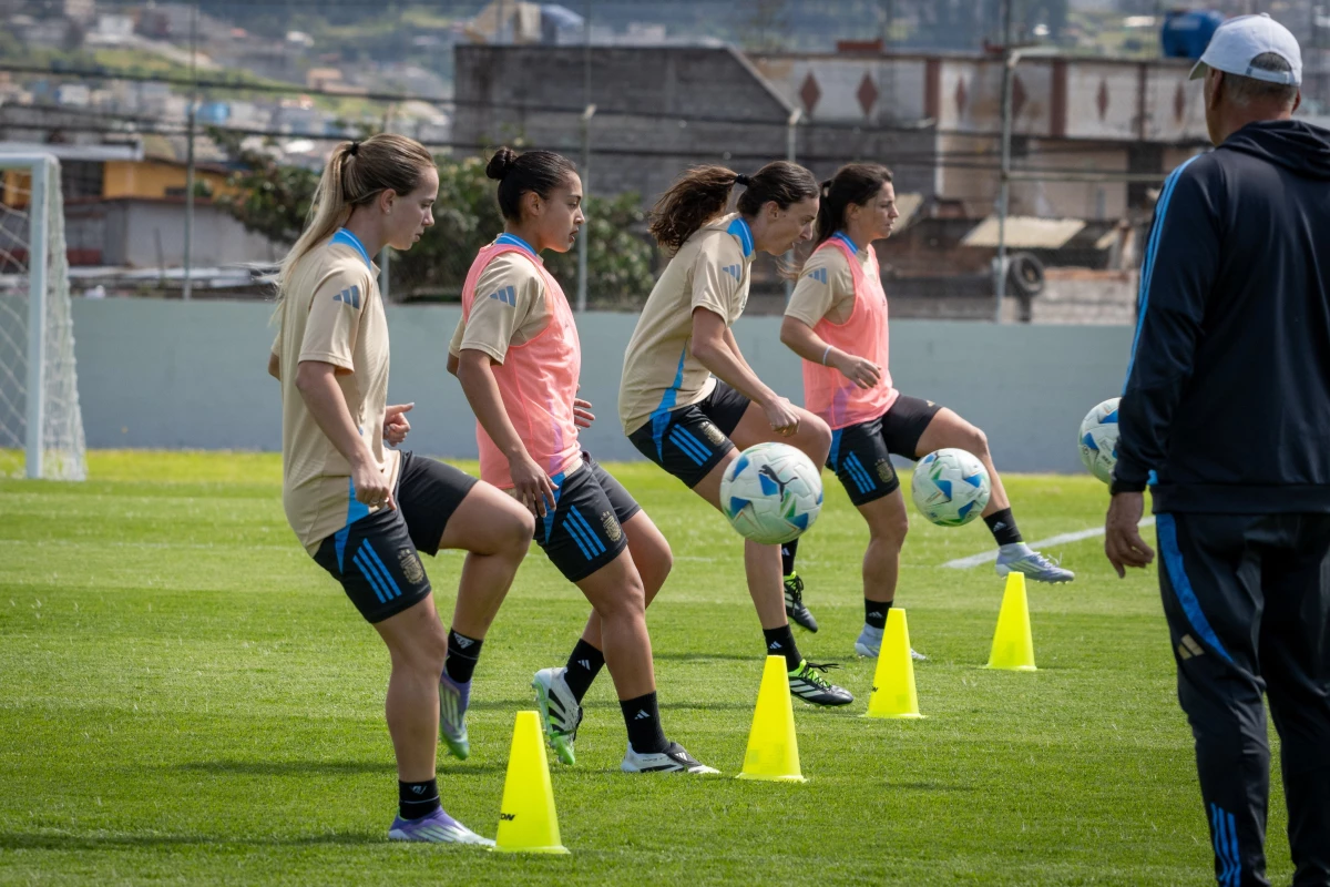 Las jugadoras argentinas durante un entrenamiento en la previa al choque de este jueves ante Ecuador. (Foto: @Argentina)
