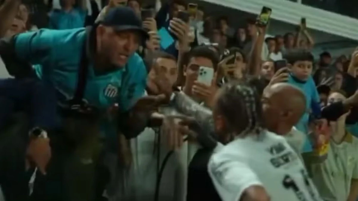 Neymar se insulta con los hinchas. Foto: Captura de pantalla.