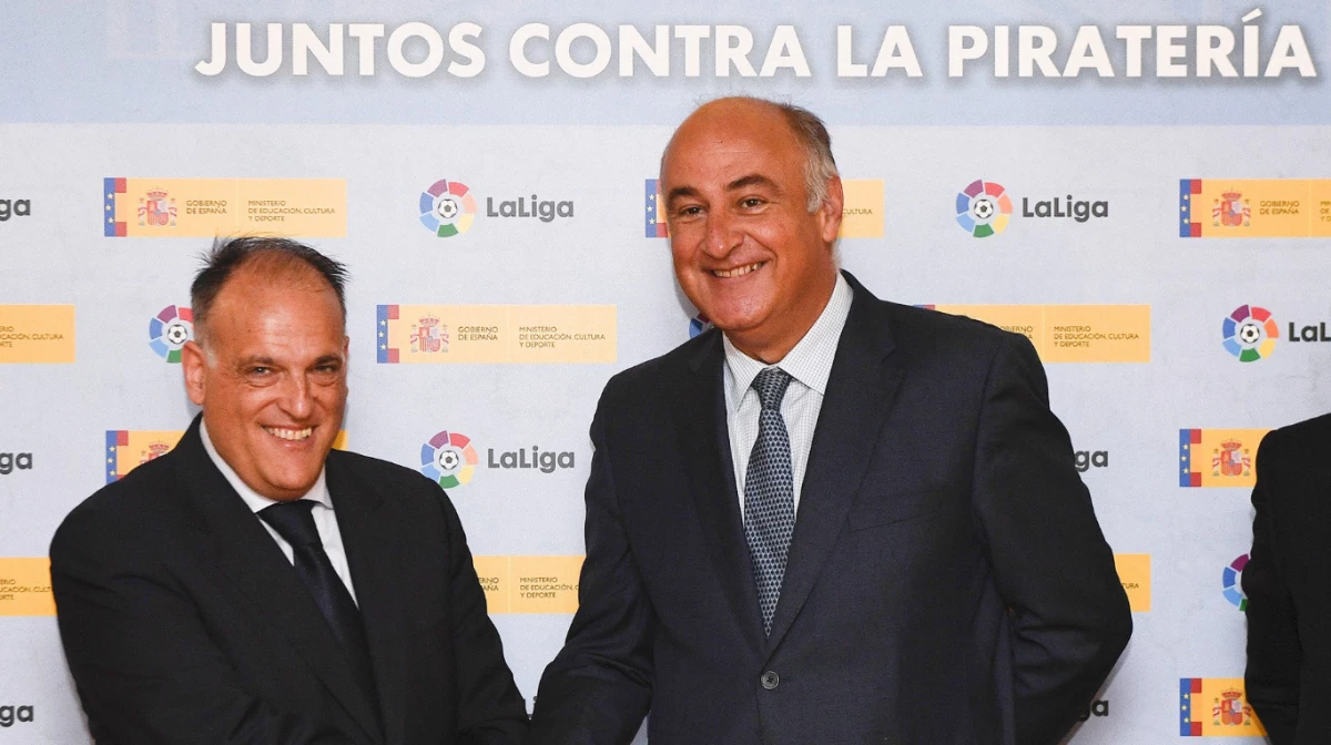 Tebas (izquierda) durante una acción contra la piratería (Foto: X@LaLiga).
