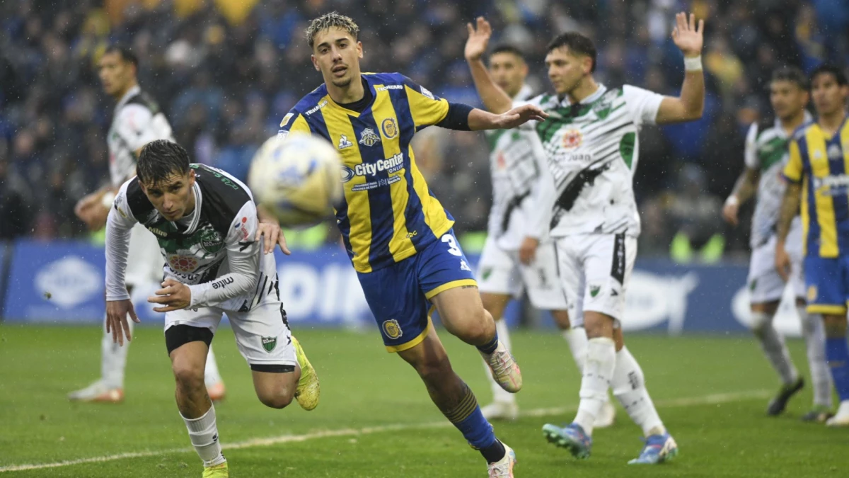 Foto:Una verdadera postal del partido: Central buscó, mejoró en el segundo tiempo, pero no pudo vulnerar a un rival con oficio