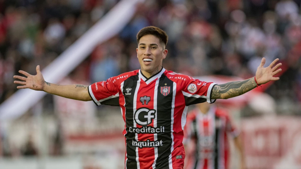 Misael Jaime festeja su gol que convirtió en clara posición adelantada. Foto: Prensa Chacarita.
