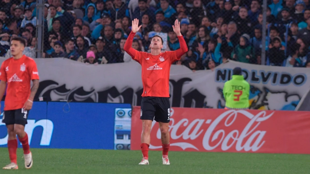 Foto: Julián Álvarez. El delantero Guido Carrillo celebra el gol que definió el encuentro en Avellaneda