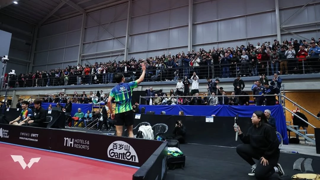 Calderano, máxima estrella del tenis de mesa mundial, recibe el cariño de los argentinos. Foto: WTT.