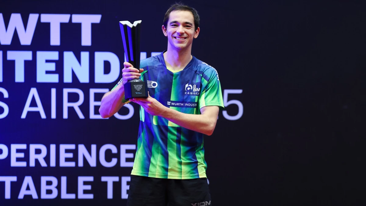 Calderano con el trofeo de campeón. Foto: WTT.