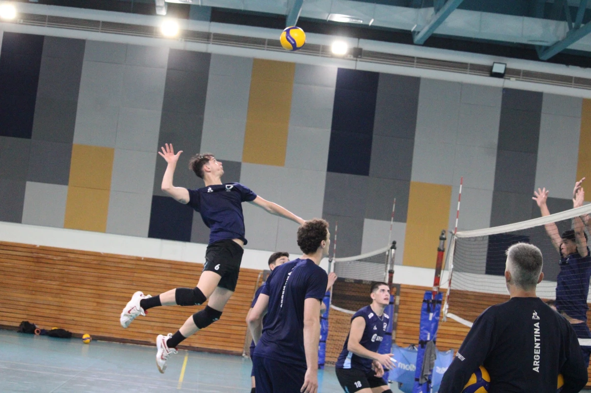 Foto: Feva. El DT del U21 de Vóley Masculino, Sebastián Fernández, habló con Deportv antes del viajar al Mundial&nbsp;