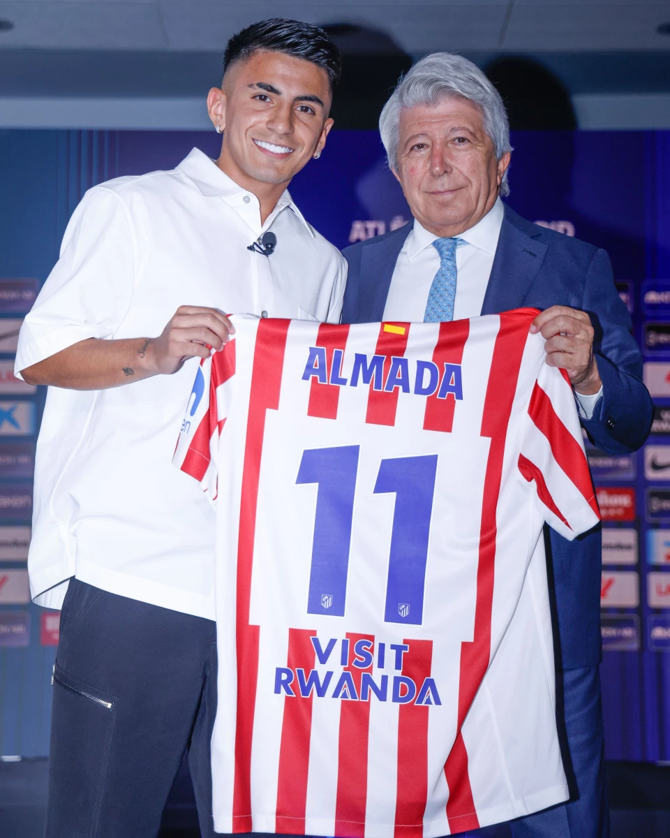 Foto: Thiago Almada junto al presidente de Atlético de Madrid, Enrique Cerezo, cuando parecía tener un largo futuro “colchonero”.