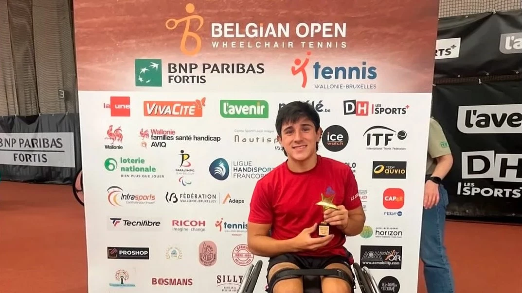 Gonchi Lazarte con el trofeo del título en Bélgica. Foto: Enard.