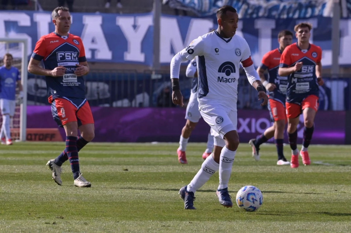 Foto: Villa domina la pelota ante los jugadores de Central Córdoba de Rosario, en un partido que se definió sobre el final&nbsp;