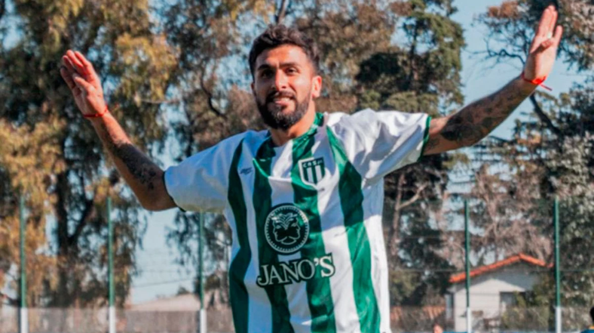 Emanuel Dening celebra su gol ante Colegiales | Foto X@Oficial_CASM