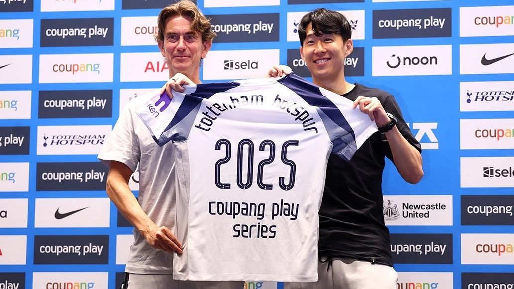 El surcoreano Heung-Min Son junto al entrenador Thomas Frank luego de anunciar que deja Tottenahm. foto: @spursoffcial