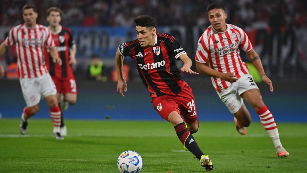 Foto:@RiverPlate. El joven Lencina escapa con el balón. El equipo de Núñez jugará ante Unión en la próxima llave
