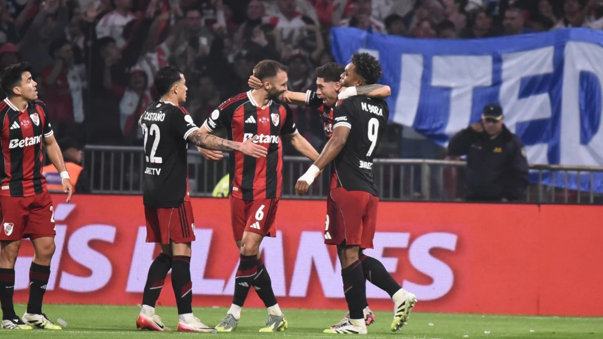 Foto:@Copa_Argentina. Montiel festeja el primer tanto de la victoria de River Plate sobre San Martín de Tucumán en Santiago del Estero.&nbsp;